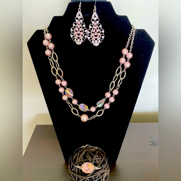 Beautiful 3 piece Pink necklace set - Picture 1 of 1